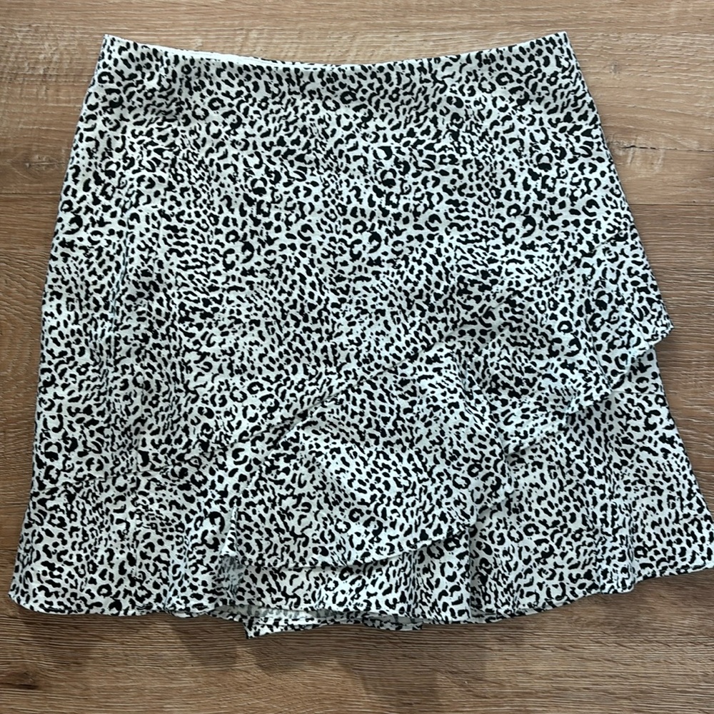 NWT Express Size 4 Black and white animal print skort - with zipper side